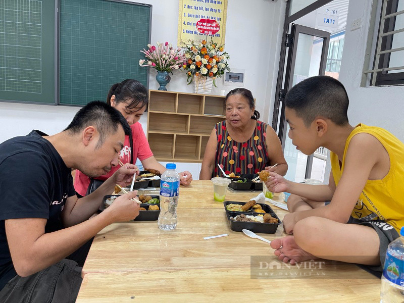 Bua com doan tu cua gia dinh o Ha Noi di tranh bao Yagi