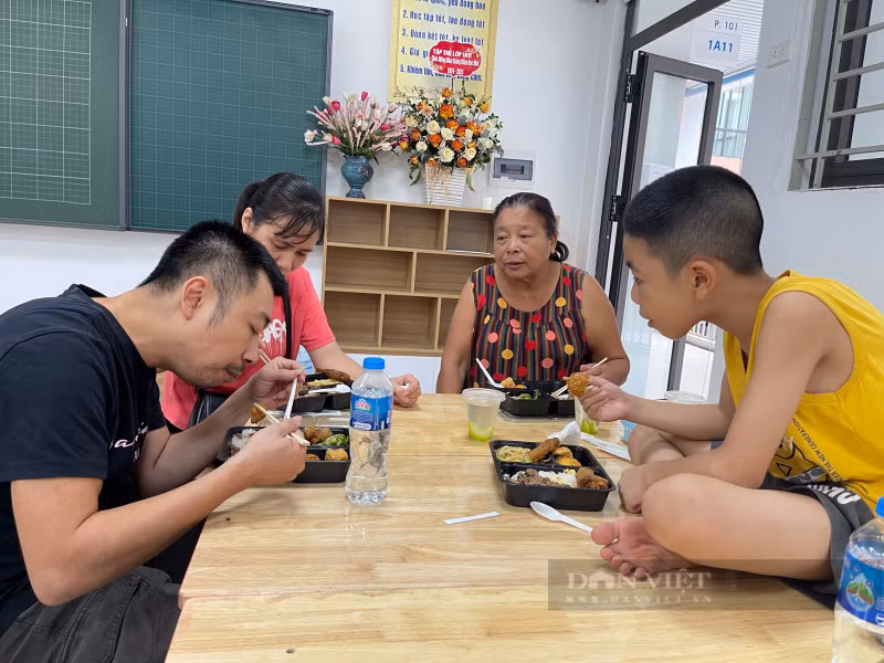 Bua com doan tu cua gia dinh o Ha Noi di tranh bao Yagi