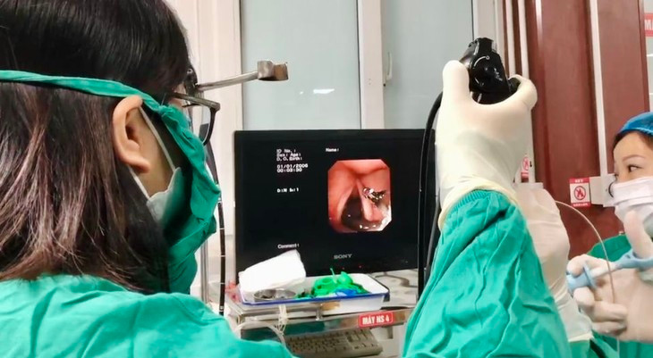 Gap con vat dai 5cm trong duong ho hap cua thai phu 21 tuoi