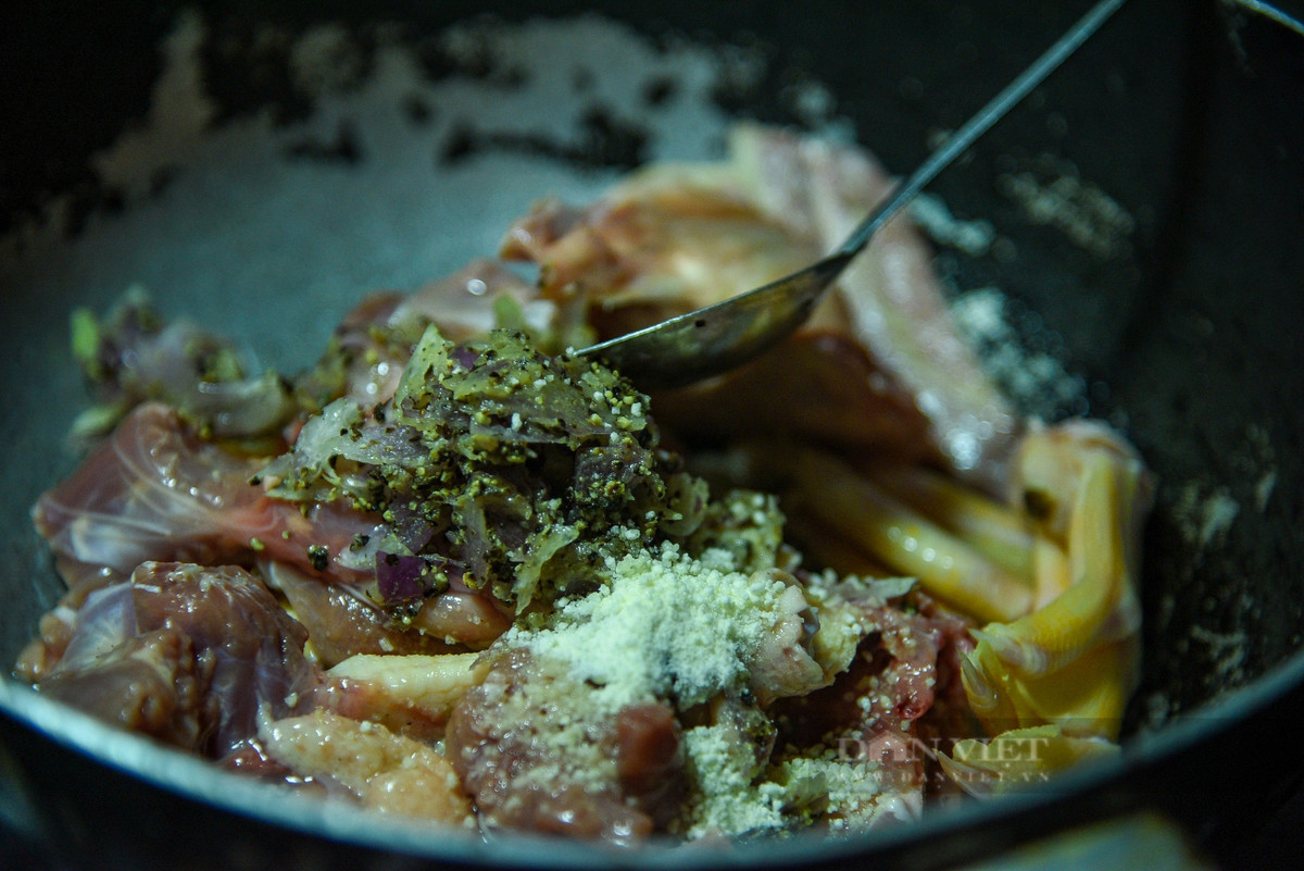 Thịt, cá trước khi nấu cùng chột nưa sẽ được tẩm gia vị đầy đủ để món ăn thêm đậm vị.