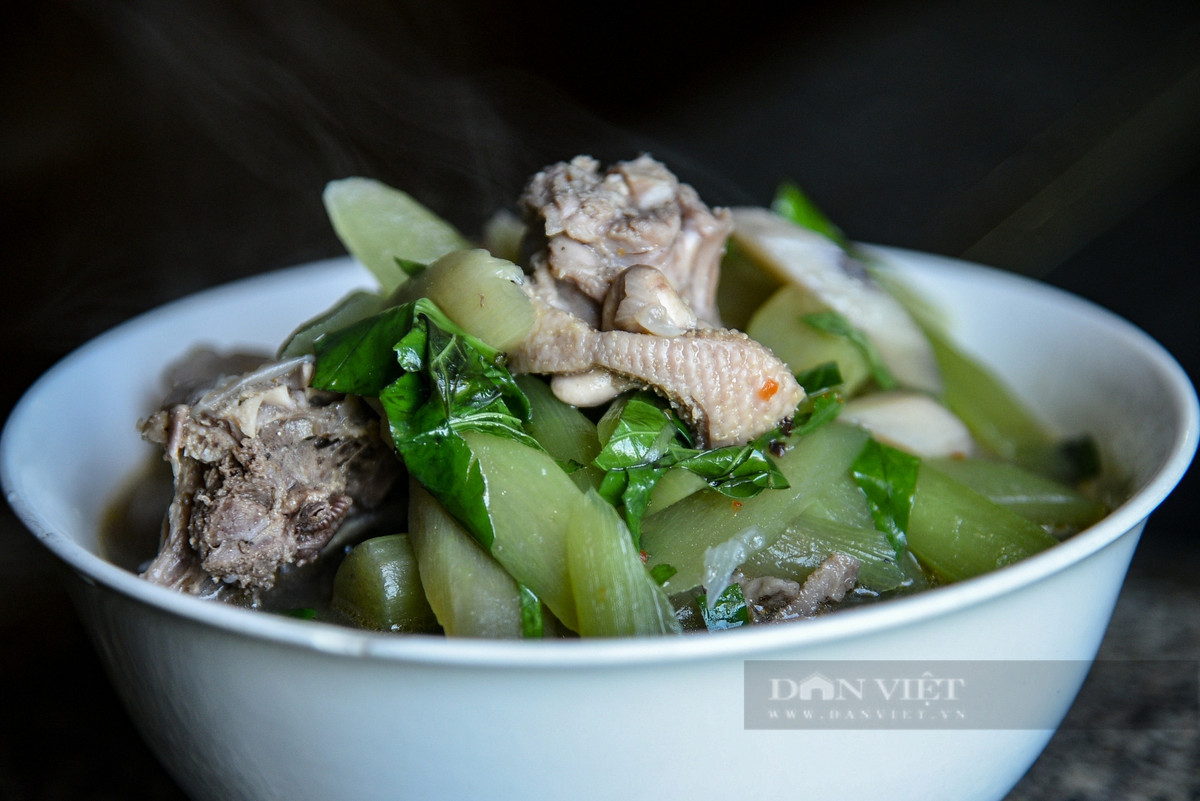 Múc canh ra tô thêm chút hành lá, ngò tây sẽ có một món canh thơm ngon hấp dẫn mà ai đã một lần thưởng thức sẽ không bao giờ quên! Vị ngọt đậm đà,vị dai chắc của thịt, cá hòa quyện trong vị mềm giòn, ngọt mát của chột nưa, mùi thơm của gia vị sẽ làm nên một món ngon vô cùng hấp dẫn. Vì thế mà món ăn chột nưa đã nổi tiếng cả nước qua bài thơ Con cá chột nưa của cố nhà thơ Tố Hữu.