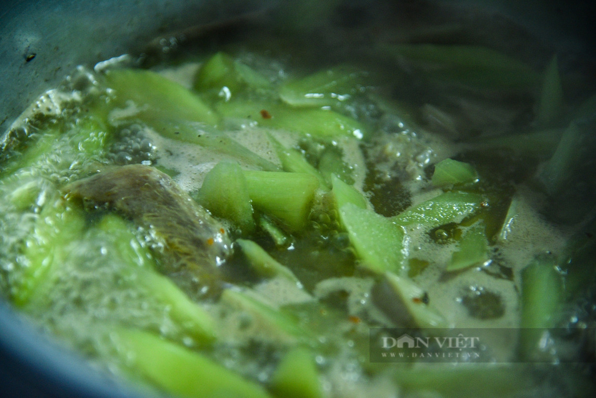 Chột nưa được nấu mềm, vặn nhỏ lửa cho sôi riu riu. Thịt hoặc cá được um chín trên chảo dầu nóng và bỏ vào nồi chột nưa, đun sôi hỗn hợp thêm khoảng 5 đến 10 phút và thêm chút ruốc Huế, nêm nếm lại gia vị cho vừa miệng.