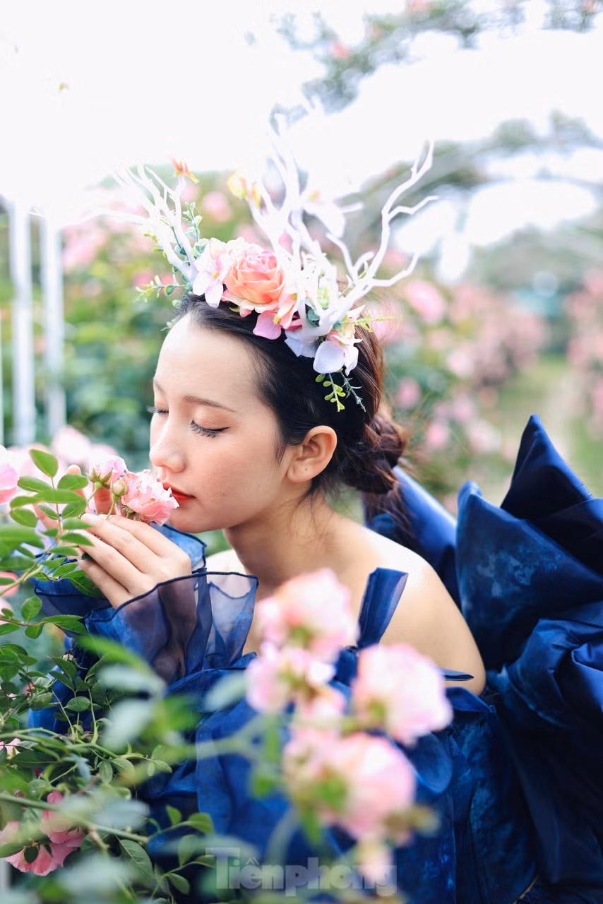 Nhiều bạn trẻ đã kỳ công lựa chọn những bộ trang phục ấn tượng nhất để chụp hình với khu vườn hồng đang độ bung nở đẹp nhất.
