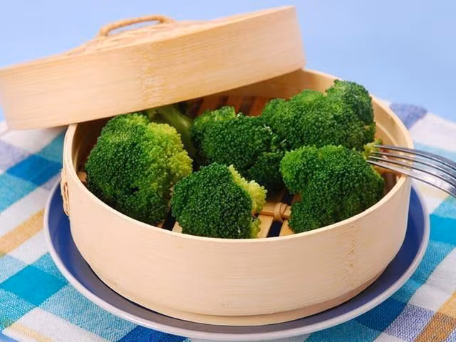 Cu ba thanh sieu mau, suc khoe deo dai nho an 1 loai rau-Hinh-4