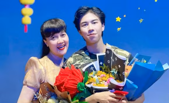 Nghe si Van Dung che con trai dien non 