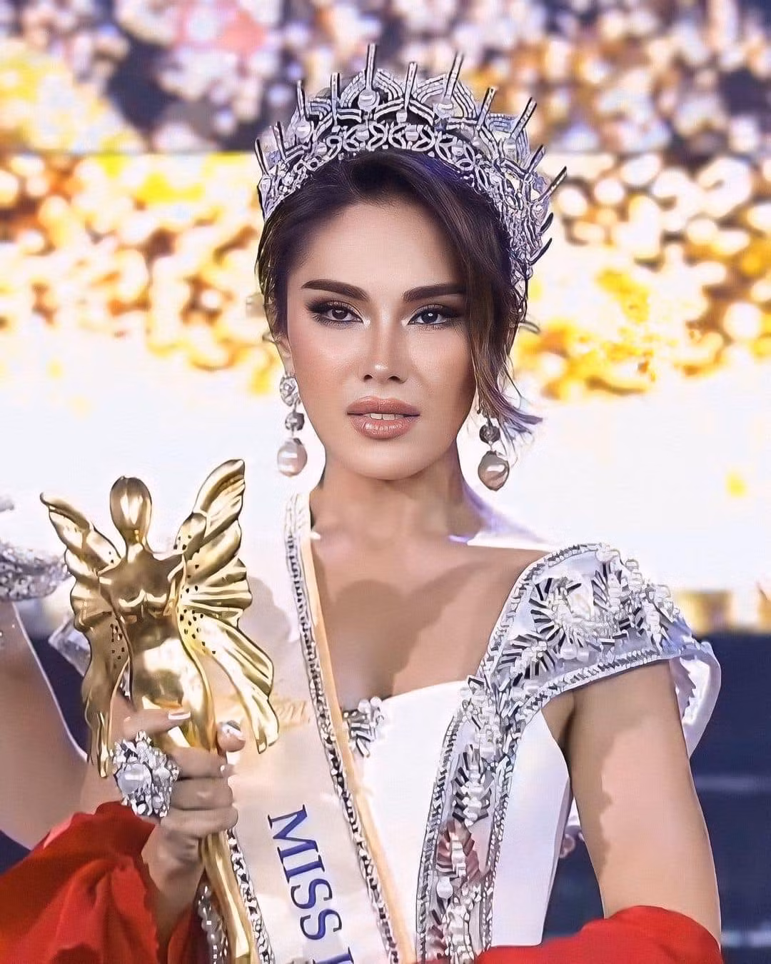 Ly do nguoi dep 28 tuoi tung ly hon dang quang Miss International Queen