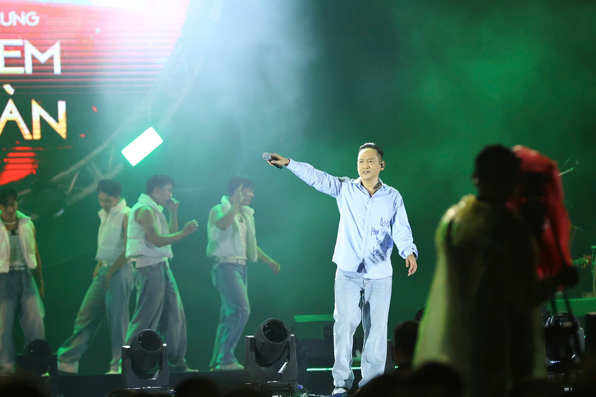 Để làm mới hit Kiếp đỏ đen, Duy Mạnh không ngại nhảy cùng vũ đoàn. Tuy nhiên với những người quan tâm tới vụ lời qua tiếng lại của “anh tài” và “thợ hát” suốt thập kỷ qua thì Anh em kết đoàn chính là một sự tổng kết viên mãn. Ảnh: Trọng Tài.