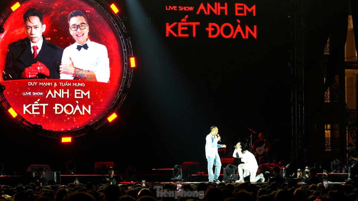 Khán giả được nhìn thấy Tuấn Hưng - Duy Mạnh bên nhau, ôm nhau và có cả những hành động kiểu Mạnh gạt mồ hôi cho Hưng… Tuấn Hưng quỳ lạy trên sân khấu khi Duy Mạnh tư vấn chọn bài Dĩ vãng cuộc tình hay “Ăn táo tàu” cho Anh trai vượt ngàn chông gai lại giống như thể... cầu hôn. Nhất là mỗi anh cầm một bó hoa được thiết kế khá giống hoa cưới. Ảnh: Trọng Tài.
