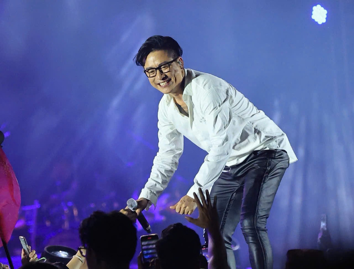 Tuấn Hưng là người đưa ra sáng kiến làm đêm nhạc để gây quỹ cho đồng bào vùng bão lũ. Tuấn Hưng đang "tìm lại mình" kể từ khi tham gia Anh trai vượt ngàn chông gai nhưng thời gian diễn ra Anh em kết đoàn quá gấp gáp khiến Hưng chưa kịp thi triển nhiều công lực đã luyện được thời gian qua. Tuấn Hưng trong quá trình tập nhảy cho đêm diễn còn bị chấn thương đầu gối. Ảnh: Trọng Tài.