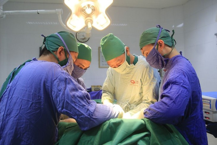 Nam benh nhan 30 tuoi bi tac ruot do u dai trang