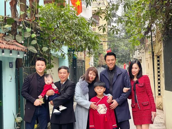 Gia đình hạnh phúc hiện tại của MC Tuấn Tú và vợ có gia thế khủng.