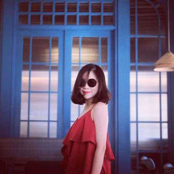 Đặc biệt, sau khi sinh con, nhan sắc của Thanh Huyền cũng trở nên xinh đẹp mặn mà hơn trước rất nhiều. Phong cách thời trang của cô cũng được nhận xét là tinh tế, lịch lãm, sang trọng. Tuy ít khi chia sẻ về chuyện riêng của gia đình trên mạng xã hội nhưng qua những lần hiếm hoi nhắc về vợ, khán giả đủ hiểu MC Tuấn Tú rất yêu thương và trân trọng người phụ nữ bên cạnh mình.