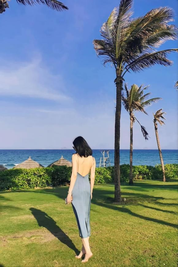 Gu thời trang của bà xã Tuấn Tú cũng sành điệu và táo bạo hơn trước.