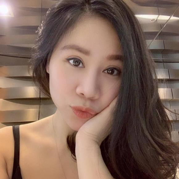 Tuy nhiên, bẵng đi một thời gian, khi Tuấn Tú vừa mới quay trở lại hoạt động nghệ thuật sau thời gian dài dành cho gia đình, danh tính của bà xã anh lại được công chúng quan tâm tìm hiểu. Tuy nhiên, khác với nhan sắc chưa được hoàn mỹ ngày trước, bà xã Tuấn Tú hôm nay là một phụ nữ hiện đại và xinh hơn rất nhiều.