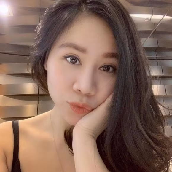 Tuy nhiên, bẵng đi một thời gian, khi Tuấn Tú vừa mới quay trở lại hoạt động nghệ thuật sau thời gian dài dành cho gia đình, danh tính của bà xã anh lại được công chúng quan tâm tìm hiểu. Tuy nhiên, khác với nhan sắc chưa được hoàn mỹ ngày trước, bà xã Tuấn Tú hôm nay là một phụ nữ hiện đại và xinh hơn rất nhiều.