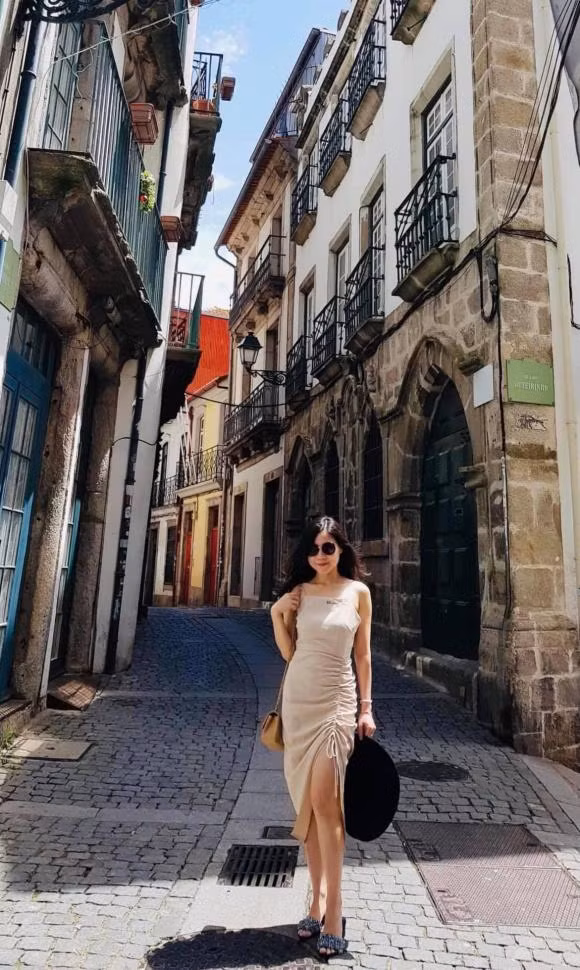 Ở thời điểm hiện tại, Thanh Huyền vẫn giữ được nét tươi tắn và có phần trẻ trung hơn so với trước. Cô không ngại diện những mẫu đầm trẻ trung, năng động, khoe trọn phần lưng trần cuốn hút. Trên trang cá nhân của mình, bà xã Tuấn Tú thường xuyên chia sẻ những khoảnh khắc hạnh phúc dịu dàng, nữ tính bên chồng cùng 2 cậu con trai kháu khỉnh.