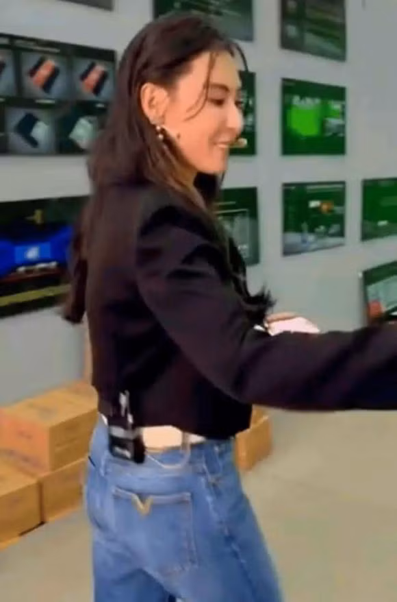 Lo anh sau sinh no cua Truong Ba Chi