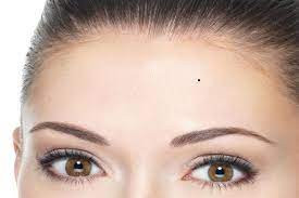  Nốt ruồi trên trán. Trán tượng trưng cho vận may của một người trong những năm đầu, và phần lớn là biểu tượng của tổ tiên.