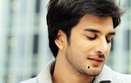 Nếu cằm đầy đặn, tròn trịa hoặc rộng và có nhiều thịt nghĩa là người đó sẽ gặp nhiều may mắn về sau này, cuộc sống hạnh phúc về sau, nếu có nốt ruồi là điềm lành có hình tròn đen sáng là người thông minh, chăm chỉ, siêng năng, sáng tạo tích lũy, có chí tiến thủ, rất có tài kinh doanh buôn bán, kiếm được nhiều bất động sản, về sau có phúc, phú quý. 