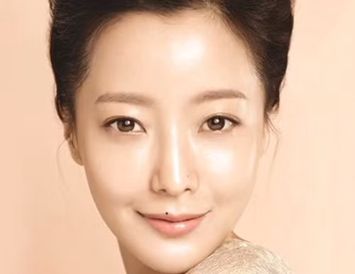 Nốt ruồi ở môi trên. Trong nhân tướng học, nốt ruồi ở môi trên là nốt ruồi điển hình của phúc lành. Những người có nốt ruồi như vậy có mối quan hệ cá nhân tương đối tốt, có thể kiếm tiền bằng nhiều cách.