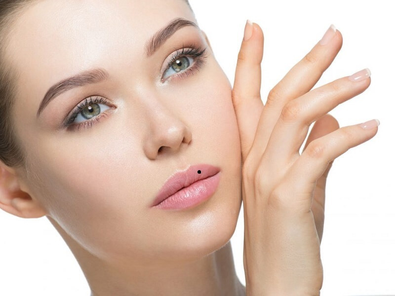 Những người có nốt ruồi ở môi trên có nhân duyên tốt, điều kiện vật chất sung túc, thu nhập không thấp, biết hưởng thụ cuộc sống và đặc biệt rất biết... ăn.