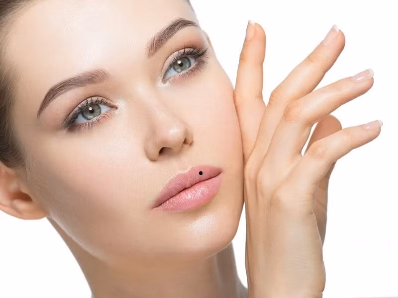 Những người có nốt ruồi ở môi trên có nhân duyên tốt, điều kiện vật chất sung túc, thu nhập không thấp, biết hưởng thụ cuộc sống và đặc biệt rất biết... ăn.