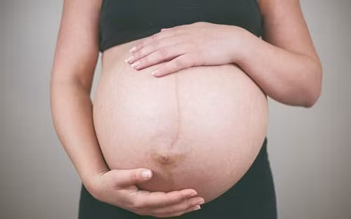 Bụng là tượng trưng cho nơi chứa thực phẩm, tiền bạc nếu nơi này nhân khí vượng thì cả đời chẳng lo thiếu ăn, mưu sự tất thành, vạn sự hanh thông. Họ may mắn có được cuộc sống vợ chồng hạnh phúc, con cháu thảo hiền, được nhiều người yêu mến. 