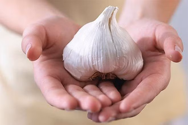 Dùng tỏi khi cảm thấy bất an, lạnh gáy. Bất cứ lúc nào bạn cảm thấy bất an, lạnh gáy thì nên thường xuyên lau mặt bằng khăn ướt. 