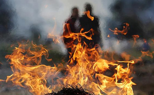 Vì vậy, khi một người qua đời, việc đầu tiên gia đình làm là đốt di ảnh của người thân đã khuất. Những kỷ niệm dù đẹp nhưng đôi khi lại làm tổn thương sâu sắc hơn. 