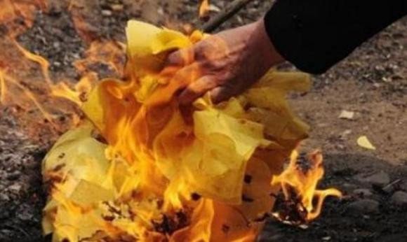 Hình ảnh phải được đốt cháy. Khi một người chết, di ảnh của người đã khuất phải được đốt. Những bức ảnh có thể ghi nhớ những khoảnh khắc đẹp của các thành viên trong gia đình. Và trong cuộc sống của chúng ta, bức ảnh nào cũng chứa chan tình cảm gia đình bền chặt. 