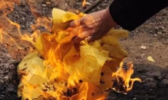 Hình ảnh phải được đốt cháy. Khi một người chết, di ảnh của người đã khuất phải được đốt. Những bức ảnh có thể ghi nhớ những khoảnh khắc đẹp của các thành viên trong gia đình. Và trong cuộc sống của chúng ta, bức ảnh nào cũng chứa chan tình cảm gia đình bền chặt. 