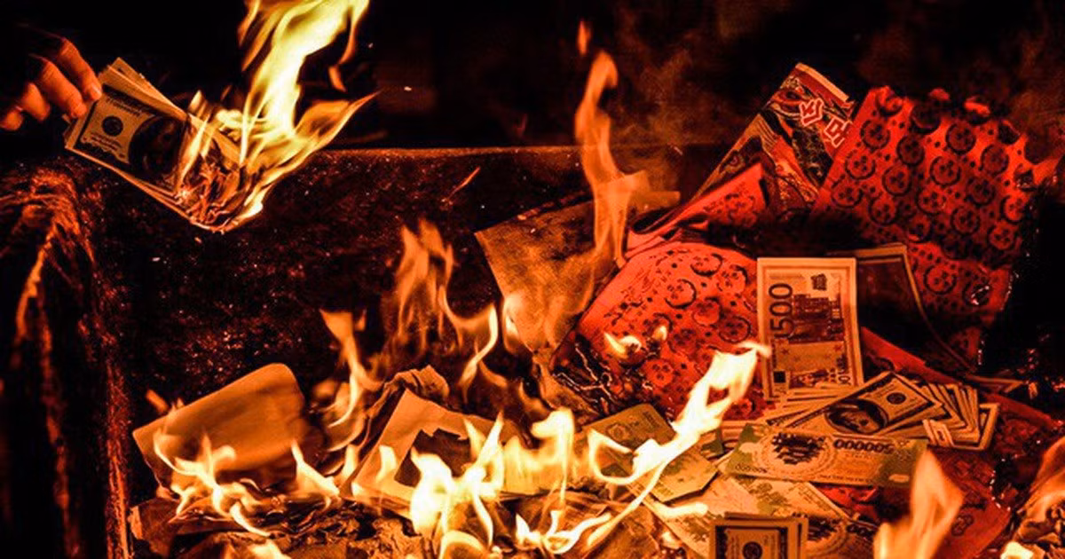 Những vật dụng thường dùng phải được đốt cháy. Những vật dụng thông thường của người quá cố bao gồm quần áo, giày dép, khăn tắm, bàn chải đánh răng, v.v. Bất kỳ vật dụng nào thường được sử dụng bởi người chết nên được đốt cháy. 