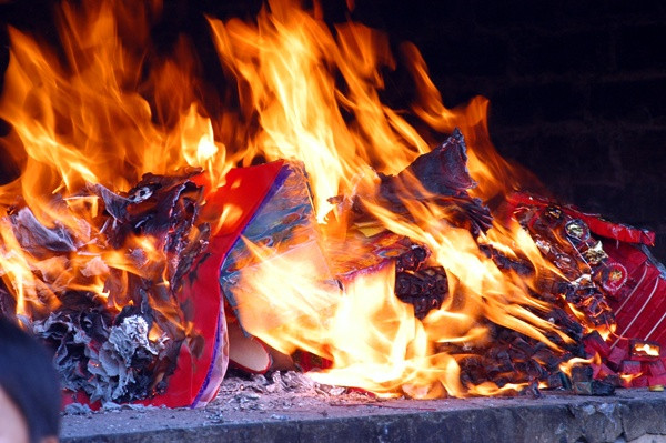 Trên thực tế, nhiều người chọn cách đốt quần áo, khăn mặt,… của người đã khuất cũng có một lý do. Tức là, rất xui xẻo nếu mặc quần áo của người chết. Cộng với những gì như đã nói về cách nhìn mọi thứ và suy nghĩ về người đã khuất. Vì vậy, những vật dụng thông thường của người đã khuất cũng phải đốt.