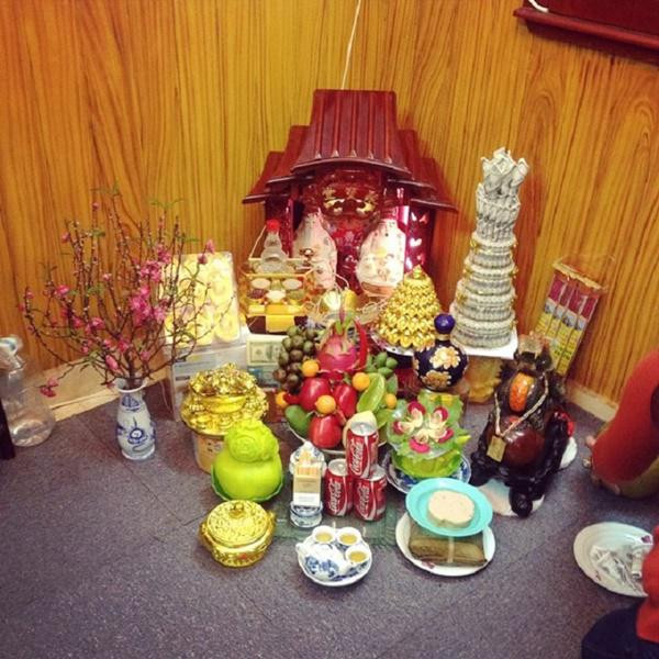 Đặt tỏi trên bàn thờ ông Địa, ông Thần Tài. Thổ Địa và Thần Tài là hai vị phúc tinh bảo vệ cho mỗi gia đình. 