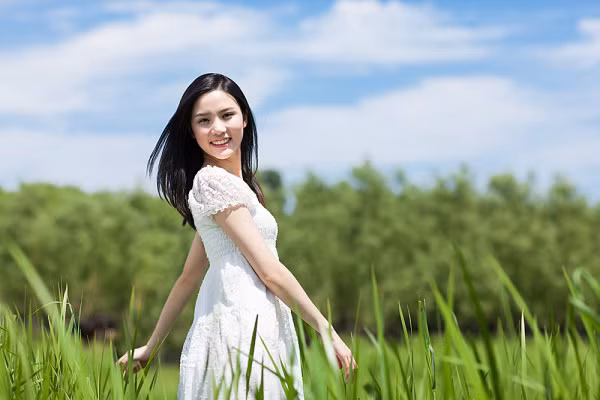 Người phụ nữ, cũng tức là người vợ - người mẹ trong nhà, càng đức hạnh và khiêm nhu, tâm và thân ngay thẳng thì càng đem tới những điều may mắn cho mọi người xung quanh. Ngược lại, nếu mang tư tưởng xấu trong tâm, hành vi sai trái, không có lòng hiếu kính… gia đình sẽ ngày càng mất an định, nguy hại cho mọi thành viên. 