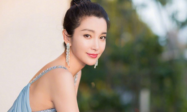 Người phụ nữ quyết định thành công của chồng. Nếu phụ nữ dịu dàng như nước, đàn ông sẽ hưởng phúc lộc, gia đình tự nhiên hưng vượng. Nếu phụ nữ thường hay mất bình tĩnh, dễ nổi nóng, oán giận, gia đình khó có được hạnh phúc. Khí chất ấy, tính cách của người phụ nữ lại phụ thuộc vào việc người đàn ông yêu vợ mình thế nào.