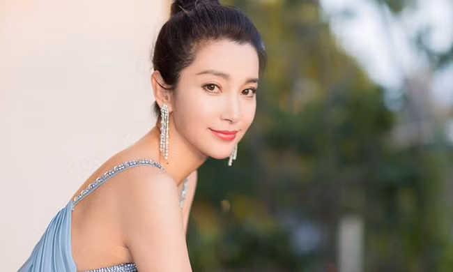 Người phụ nữ quyết định thành công của chồng. Nếu phụ nữ dịu dàng như nước, đàn ông sẽ hưởng phúc lộc, gia đình tự nhiên hưng vượng. Nếu phụ nữ thường hay mất bình tĩnh, dễ nổi nóng, oán giận, gia đình khó có được hạnh phúc. Khí chất ấy, tính cách của người phụ nữ lại phụ thuộc vào việc người đàn ông yêu vợ mình thế nào.