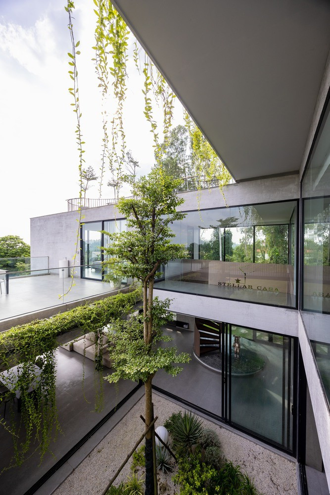 Những cầu thang này tạo ra sự kết nối liền mạch giữa các tầng và mái nhà, cung cấp các lối đi để di chuyển đồng thời củng cố nhịp điệu kiến trúc của các khối xếp chồng.