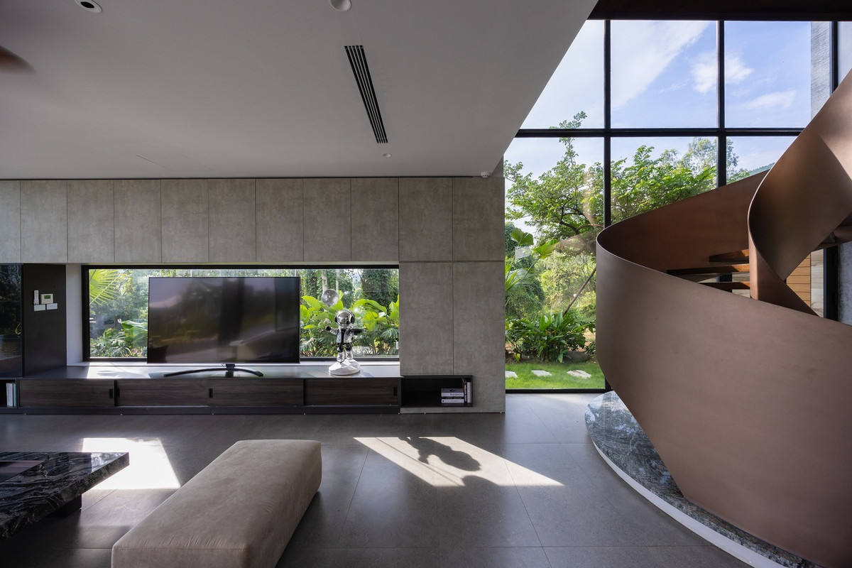 Một trong những đặc điểm nổi bật của biệt thự này là việc sử dụng rộng rãi các cửa sổ kính và các yếu tố trong suốt, làm mờ ranh giới giữa bên trong và bên ngoài.