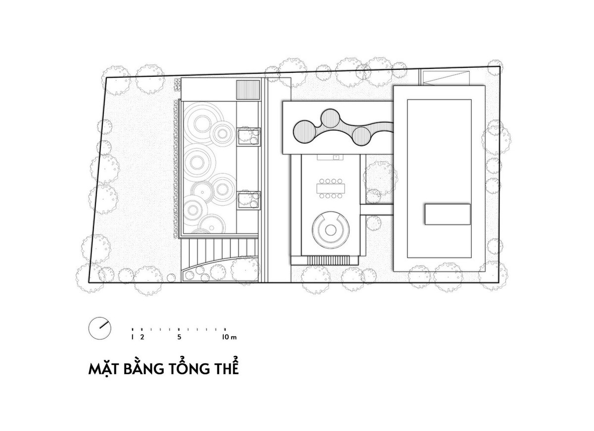 Bố cục kiến trúc được điều chỉnh cẩn thận theo địa hình dốc, với một loạt các khối chức năng được kết nối với nhau xếp chồng dọc theo sườn dốc. Mỗi khối được định hướng cẩn thận để thu được tầm nhìn đẹp nhất và tạo cảm giác rộng mở trên toàn bộ khu đất.