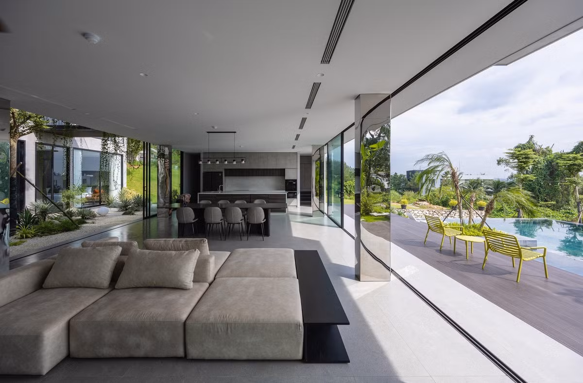 Những ô cửa kính được bố trí cẩn thận này đóng khung cảnh quan xung quanh tuyệt đẹp, biến tầm nhìn tuyệt đẹp trở thành một phần không thể thiếu trong thiết kế của biệt thự, tăng cường cảm giác chung về sự cởi mở và kết nối với thiên nhiên.