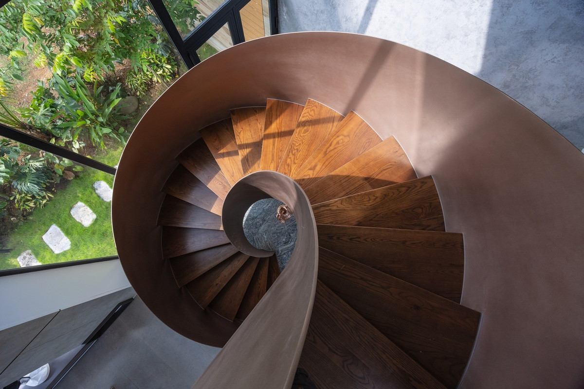 Thiết kế của biệt thự cũng bao gồm một loạt các cầu thang được thiết kế cẩn thận ở cả bên trong và bên ngoài, kết nối các tầng khác nhau của ngôi nhà.