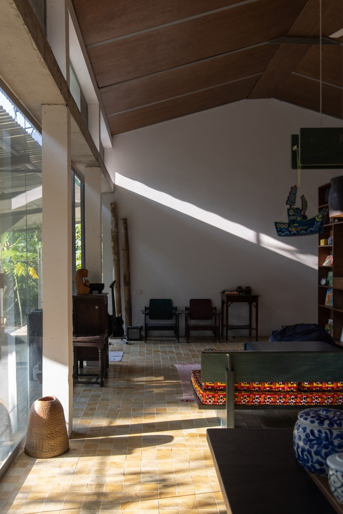 Các công trình phụ trợ bao gồm một tháp nước và một nhà khách bên cạnh gara. Những không gian này không chỉ đáp ứng các nhu cầu cơ bản mà còn cung cấp các chức năng bổ sung để sử dụng thường xuyên.