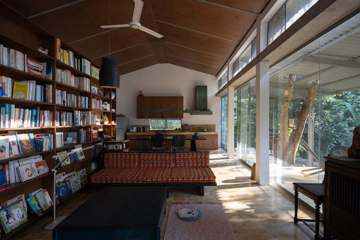 Ngôi nhà cũ được cải tạo thành không gian làm việc. Khu vực sinh hoạt chung đóng vai trò là trái tim của ngôi nhà, thực hiện các chức năng chính như thư giãn, xem phim, nấu ăn và nuôi dưỡng mối quan hệ gia đình.