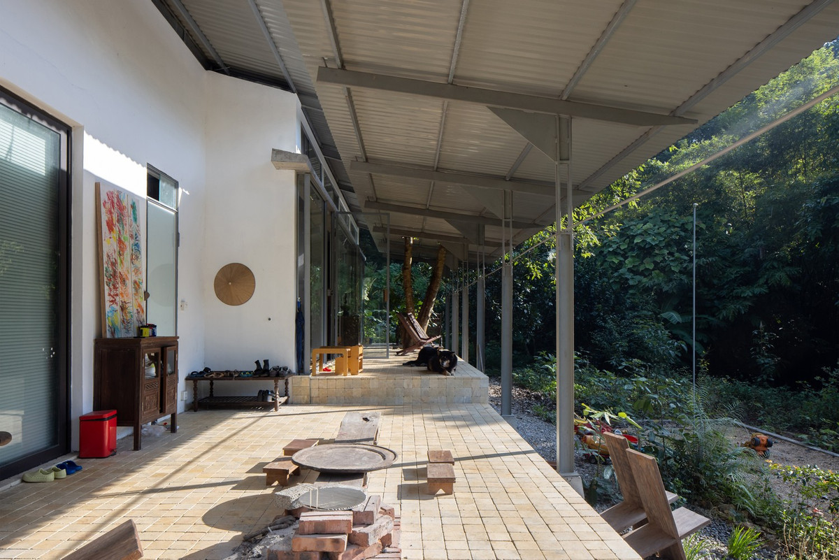 Hiên nhà rộng rãi mang đến một nơi thư giãn để ngắm cảnh và hòa mình vào thiên nhiên. Nó cũng đóng vai trò là khu vực sinh hoạt mở rộng, đưa thiên nhiên đến gần hơn với cuộc sống hàng ngày.