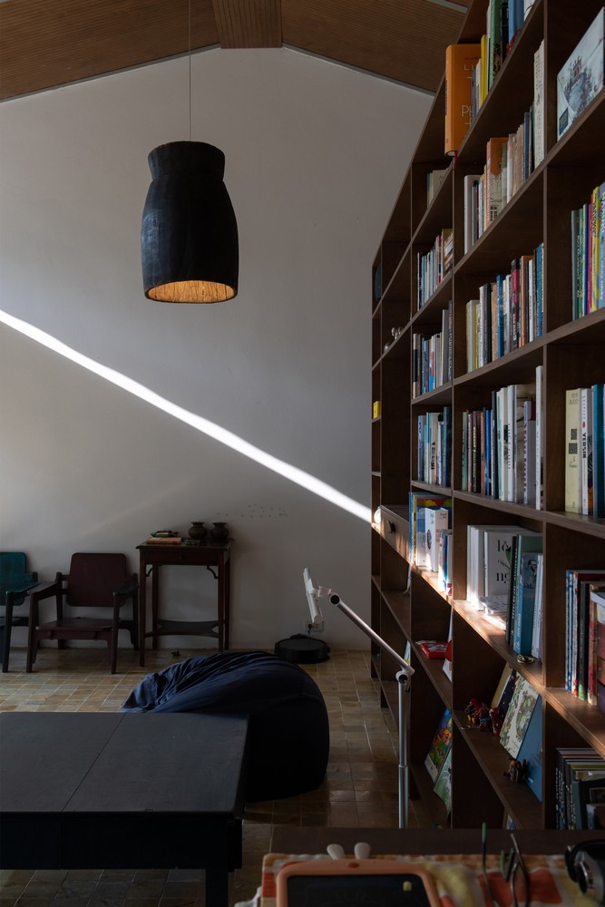 Không gian mở này kết nối liền mạch nội thất với không gian ngoài trời, tạo cảm giác hòa hợp với thiên nhiên.