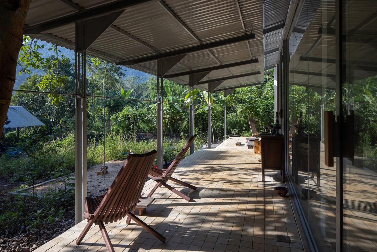 Ngôi nhà cũ được bảo tồn, với không gian sống mở rộng về phía đông bắc, gần một cái ao. Các lối đi bên trong được thiết kế để tránh những cây hiện có, sử dụng gạch liên kết chứa đầy cát để đảm bảo thoát nước tự nhiên.