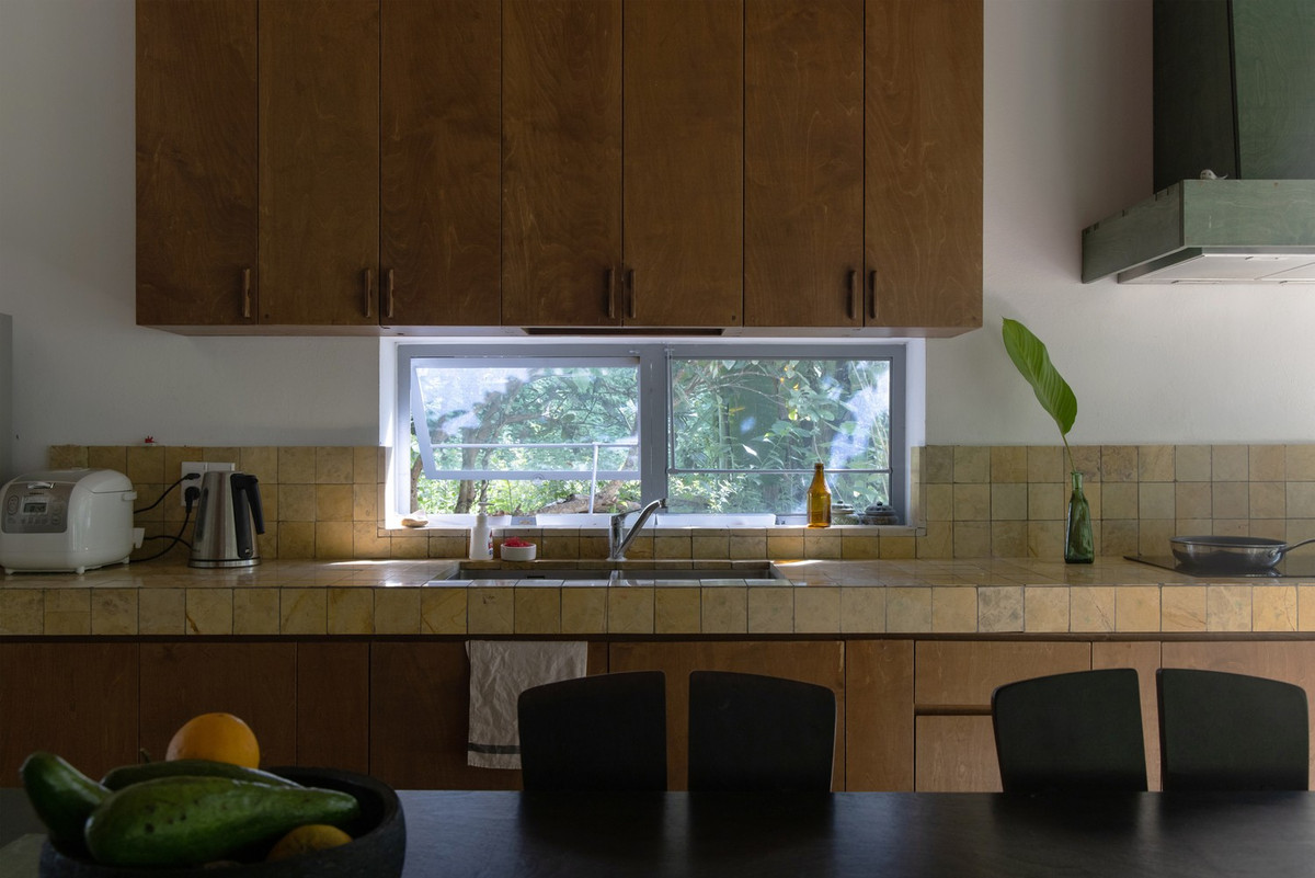 Bếp được kết nối với các khu vực tiện ích và một bếp củi truyền thống ở phía sau.