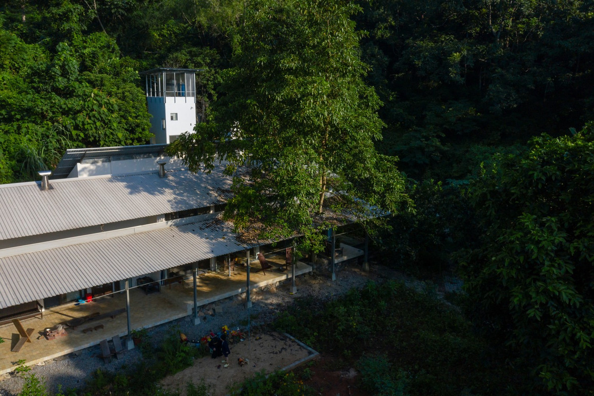 Công trình sử dụng các kết cấu nhẹ và vật liệu có nguồn gốc tại địa phương, phù hợp với điều kiện xây dựng và tay nghề thủ công tại địa phương. Đồng thời giảm thiểu tác động đến đất hiện có.