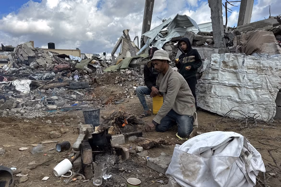 Ở phía nam Gaza, thành phố Rafah đã kêu gọi thêm 40.000 lều trại và nơi trú ẩn khẩn cấp cho người dân. Thành phố vẫn đang tiếp nhận hàng ngàn người ở các khu vực khác mà nhà cửa của họ bị phá hủy.